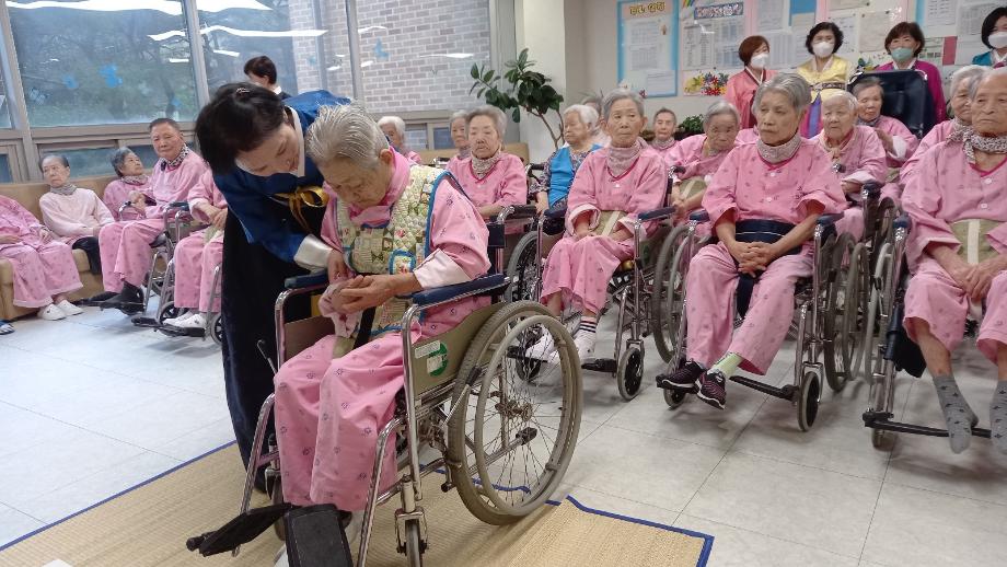 증평노인전문요양원, 추석맞이 프로그램에&lsquo;웃음꽃 활짝&rsquo;
