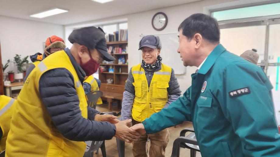 이재영 증평군수, 한파 속 현장 근로자 안전 챙겨