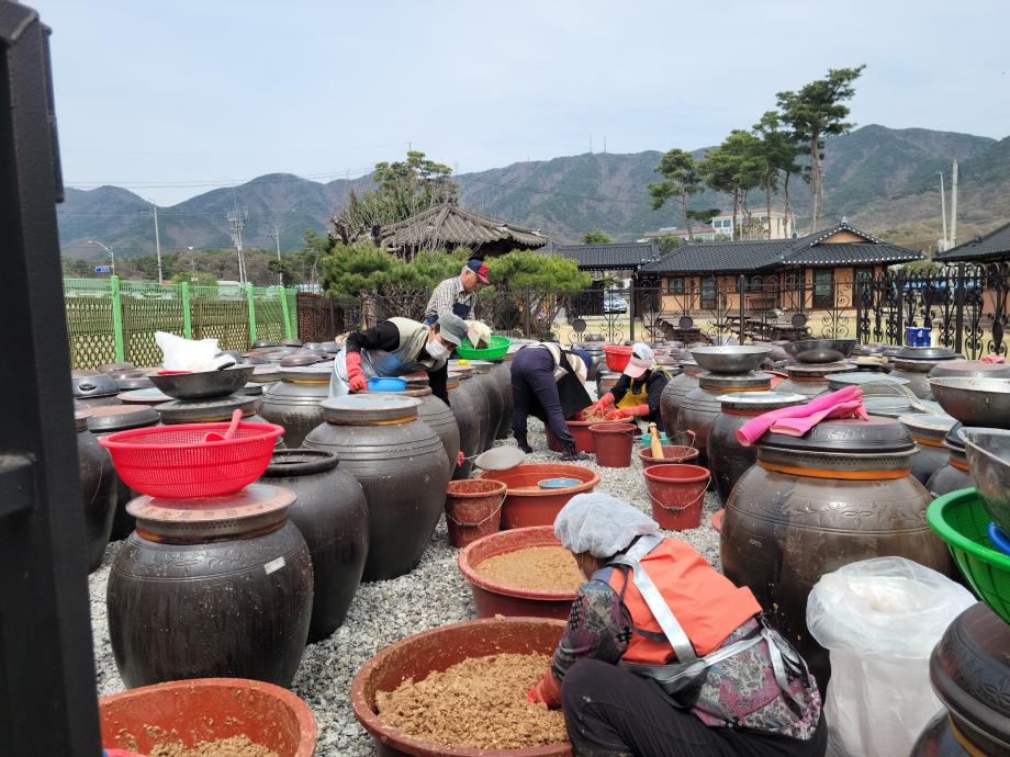 증평군 송산리 &lsquo;장이익어가는마을&rsquo;, 전통 장(醬) 가르기로 오감만족 체험 선사