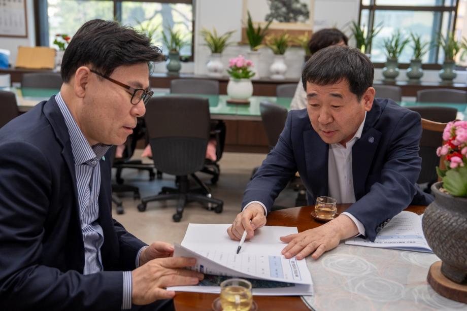 이재영 군수, 충북도 방문 주요 현안사업 지원 건의&lsquo;구슬땀&rsquo;