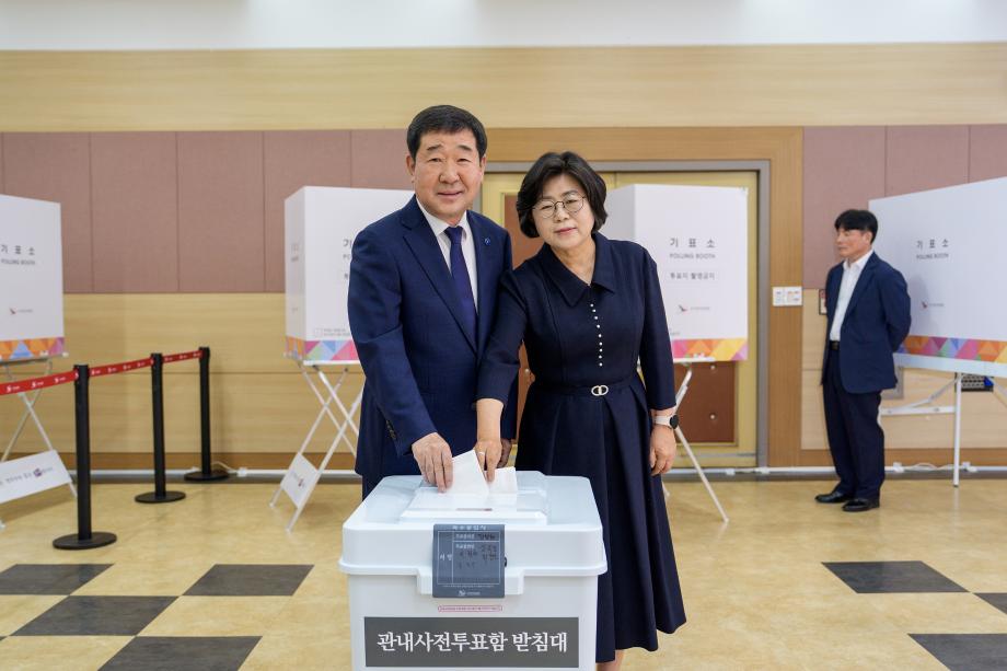 사전투표하는 이재영 증평군수 부부