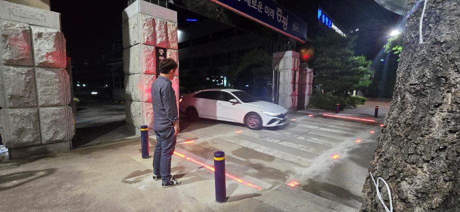 증평군&lsquo;스마트 바닥 점멸등&rsquo; 설치&hellip; 보행자 안전 강화
