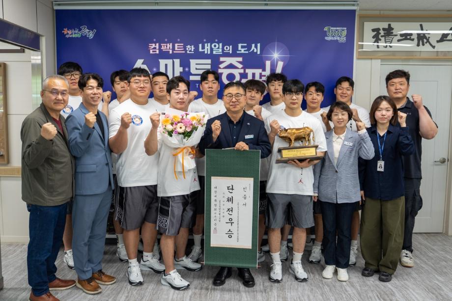 증평군청인삼씨름단, 평창오대산천장사대회 단체전 ‘우승’... 트로피 봉납