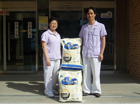 결혼 화환대신 받은 쌀 요양원에 기증