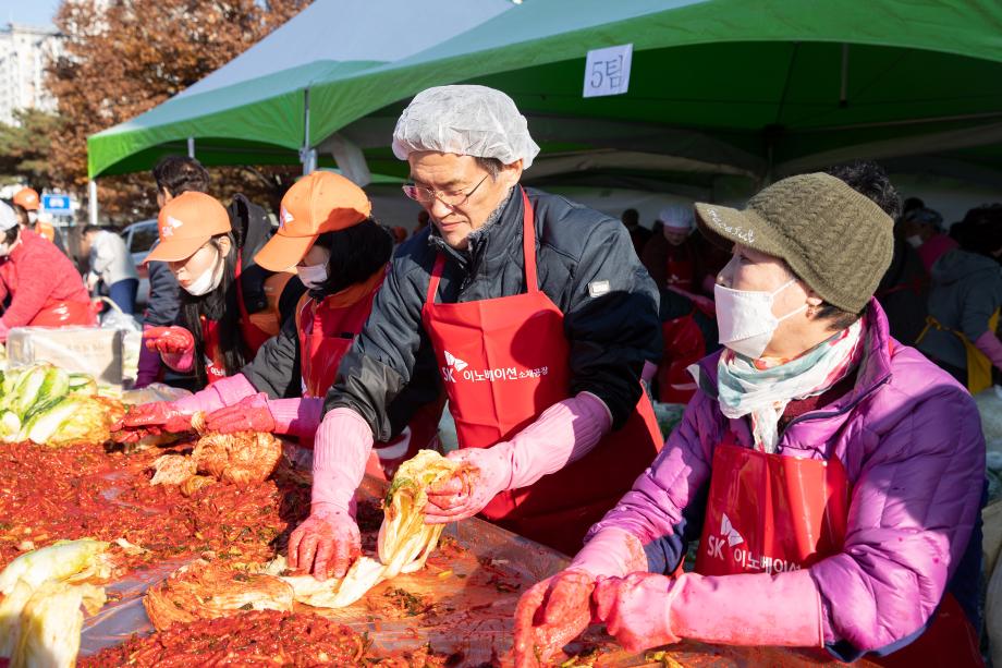 증평군자원봉사센터, 사랑의 김장 나눔…홍성열 증평군수도 직접 담근 김치로 이웃과 훈훈한 정나눠