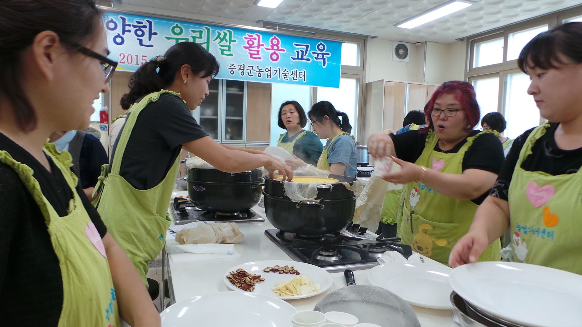 우리 쌀로 맛있는 음식 만들어요.