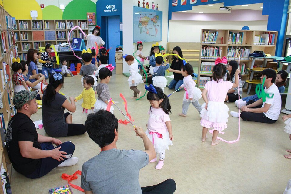 증평군립도서관, 아기와 함께하는 ‘북 스타트’ 프로그램 인기 폭발