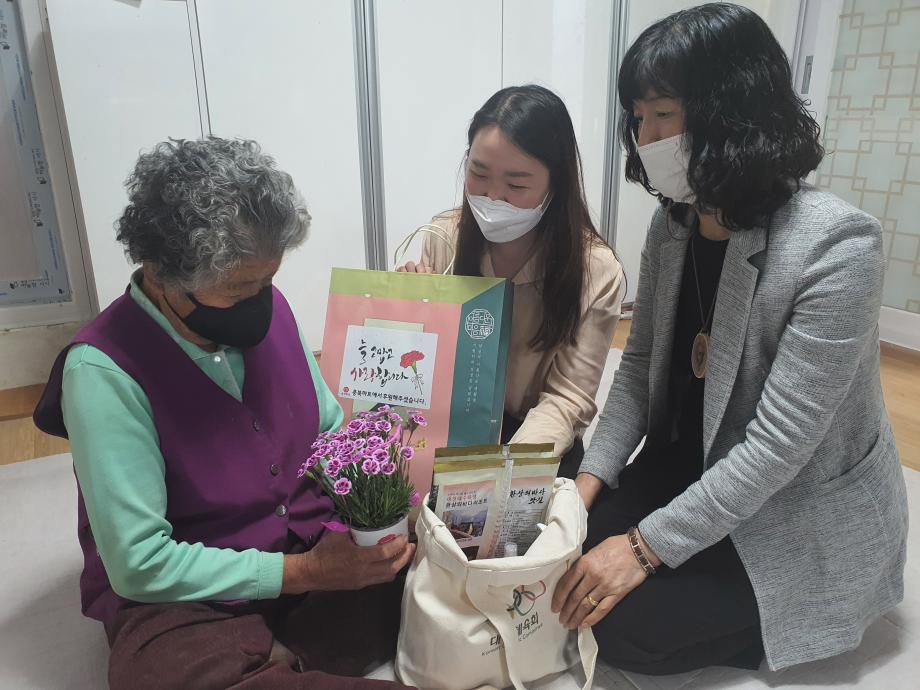 증평군장애인복지관, 어버이날 맞이「사랑의 플라워」전달