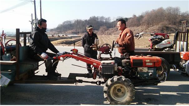 경운기 후사경 부착으로 농기계 안전사고 예방하세요